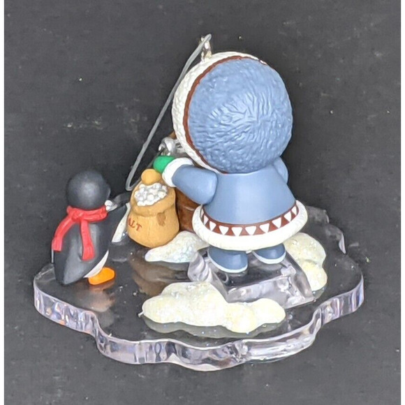 Hallmark FROSTY FRIENDS 2007 Keepsake Ornament Eskimo & Penguin Making Ice Cream - Picture 4 of 8